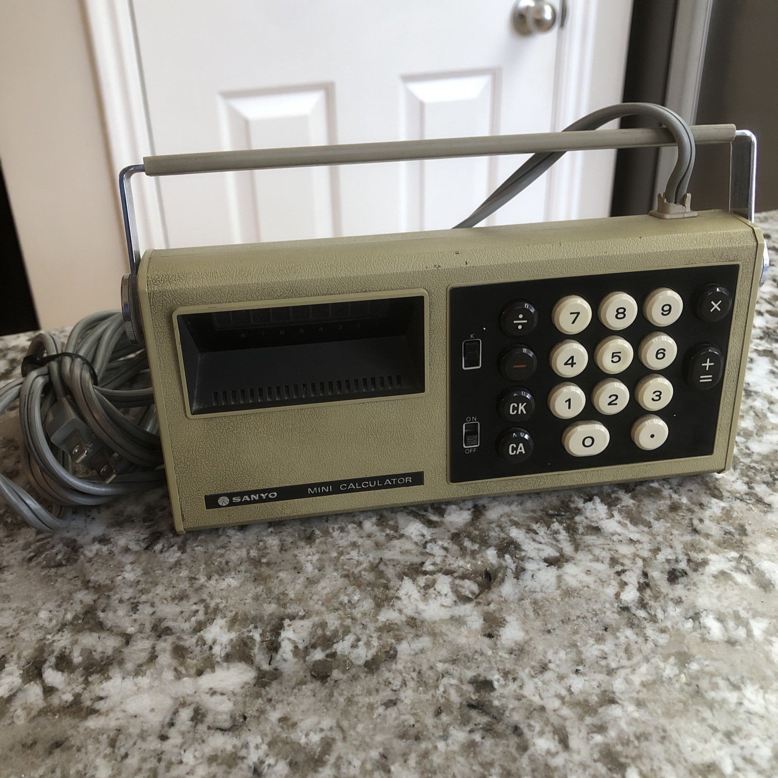 Sanyo ICC-811 Vintage Electronic Desktop Calculator Japan 1970s Retro Works VTG