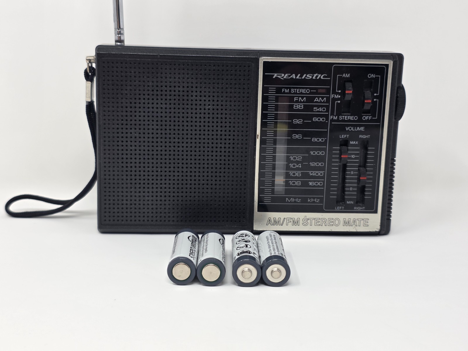 Realistic 12-131 AM/FM Stereo-Mate Radio Built-In Speaker Vintage Clean W/AA Bt