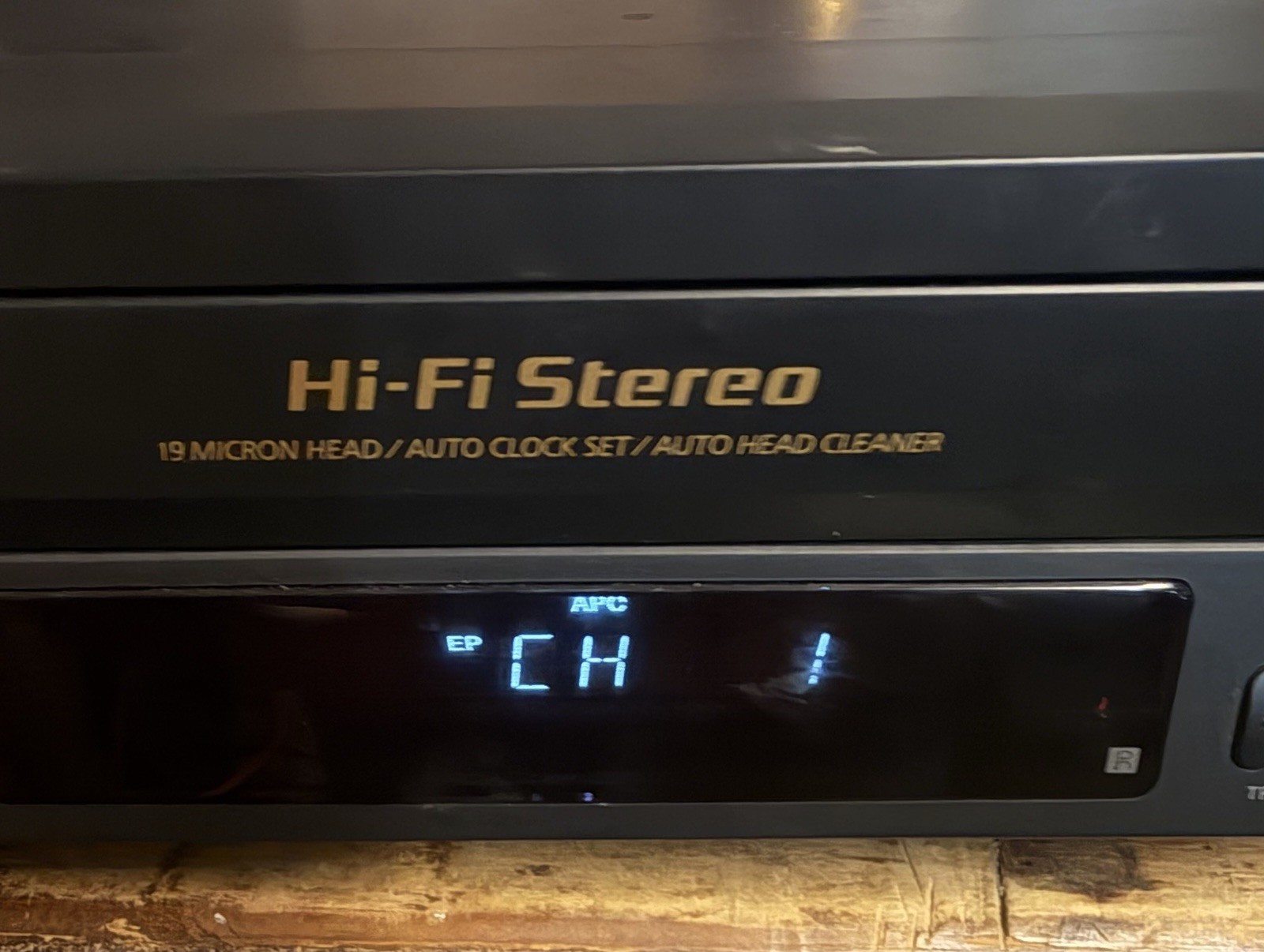 Sony SLV-N71 VHS VCR Hi-Fi Stereo 4-Head Video Cassette Recorder w/ Remote