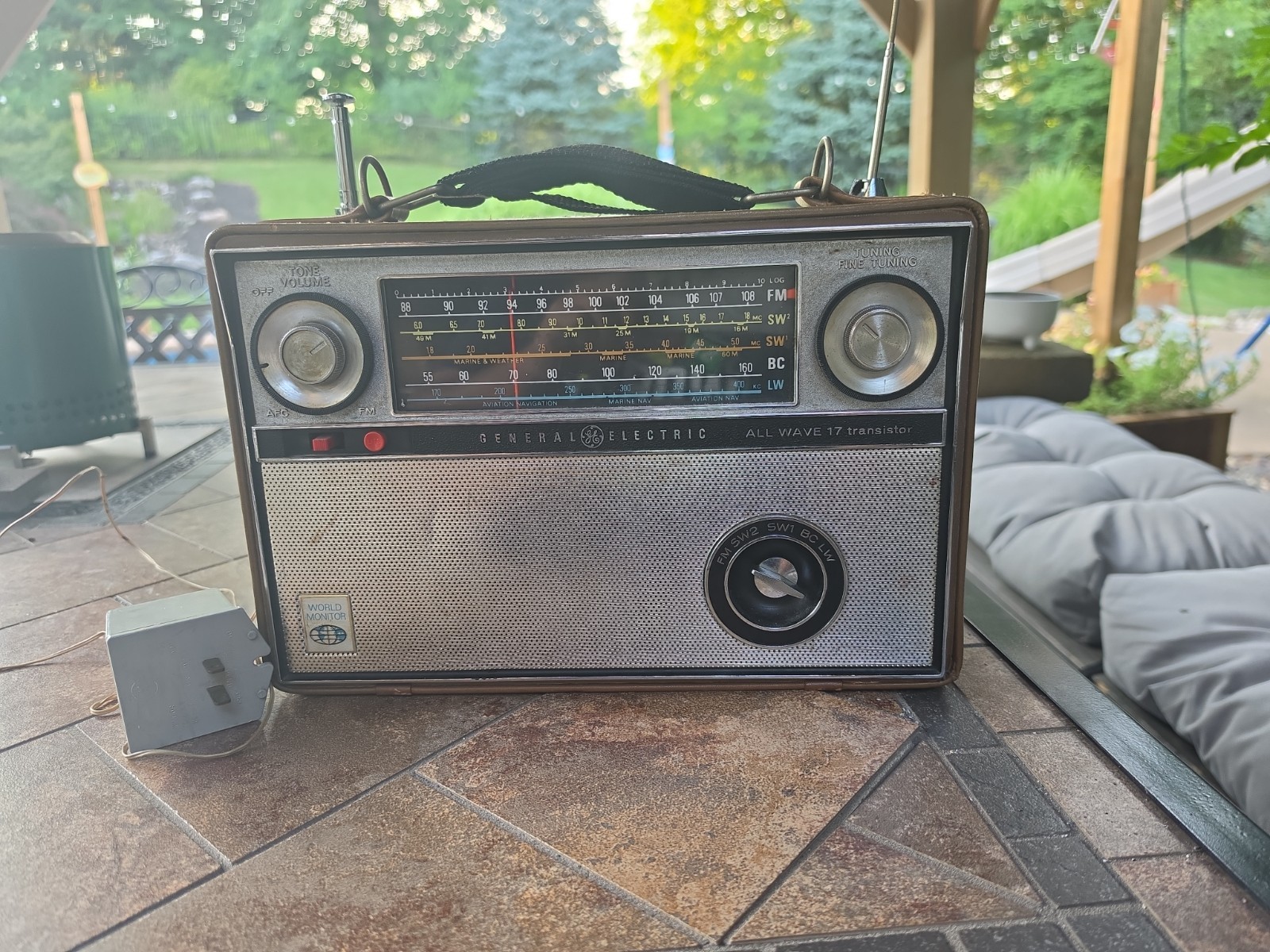 Vintage GE World Monitor P-990A 17 Transistor 5 Band Shortwave Radio Tested