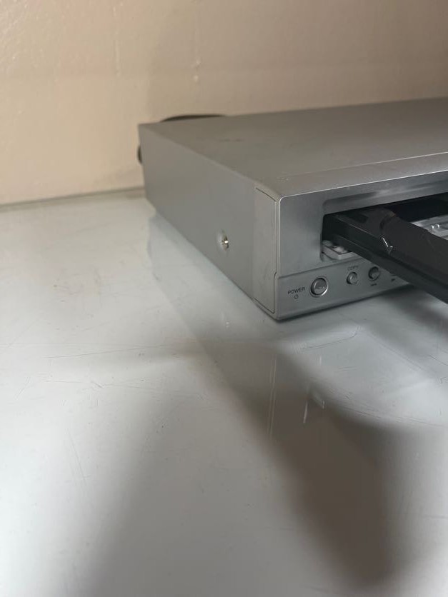 GO VIDEO DV2140 4 HEAD HI FI VHS VCR / DVD PLAYER – FOR PARTS OR REPAIR
