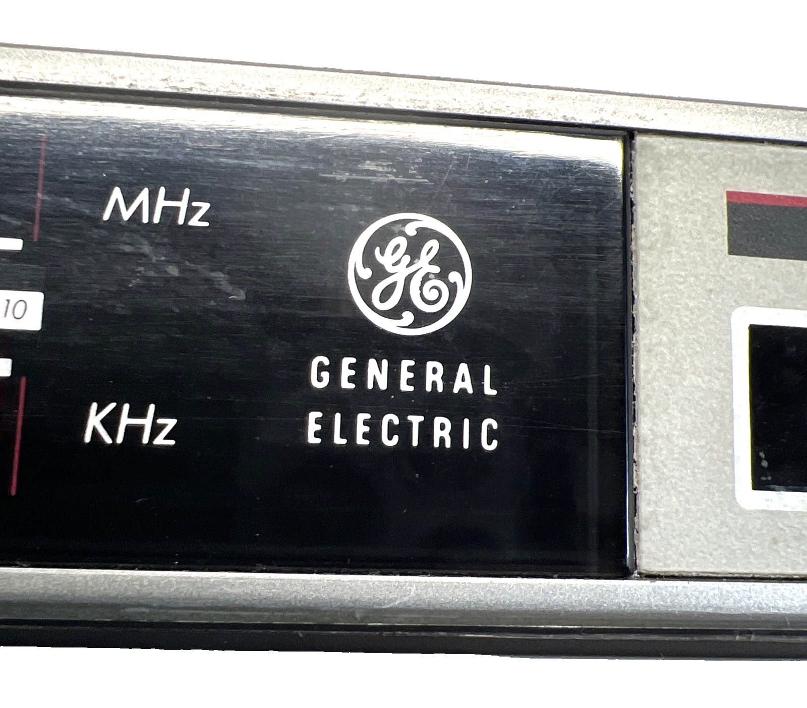Vintage GE Spacemaker Kitchen Companion AM/FM Radio Model 7-4215, With Mount