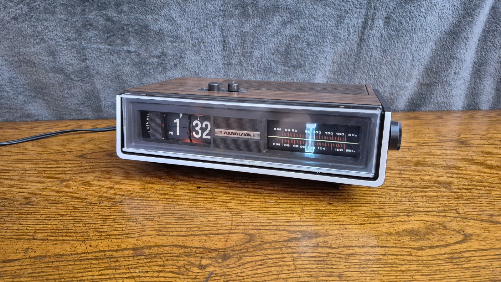 Vintage ’70s Soundesign FlipClock AM-FM Radio Model 3545-B