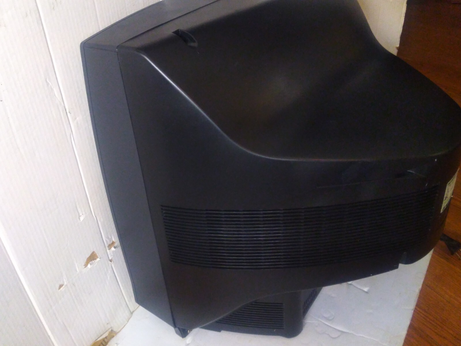 Vintage Sharp 25J-M100 CRT TV Retro Gaming Television No Remote 1997