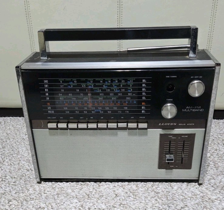 Vintage 1970 N632B LLOYD’S Solid State MultiBand Shortwave Radio Tested, Working