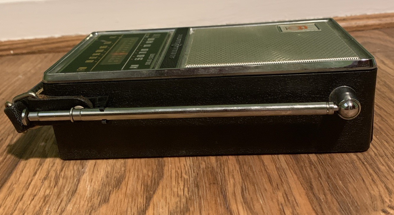 Vintage General Electric Solid-State AM FM Portable Radio
