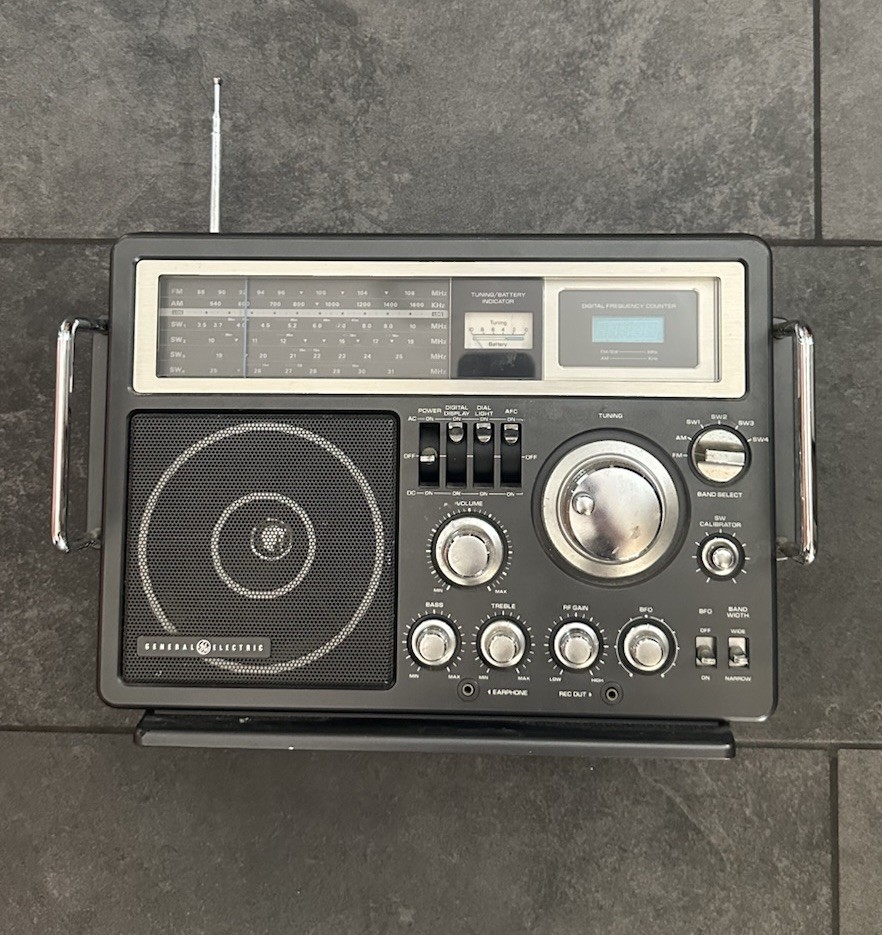 Vintage General Electric GE 7-2990A Short Wave FM AM Radio With Antenna -WORKING
