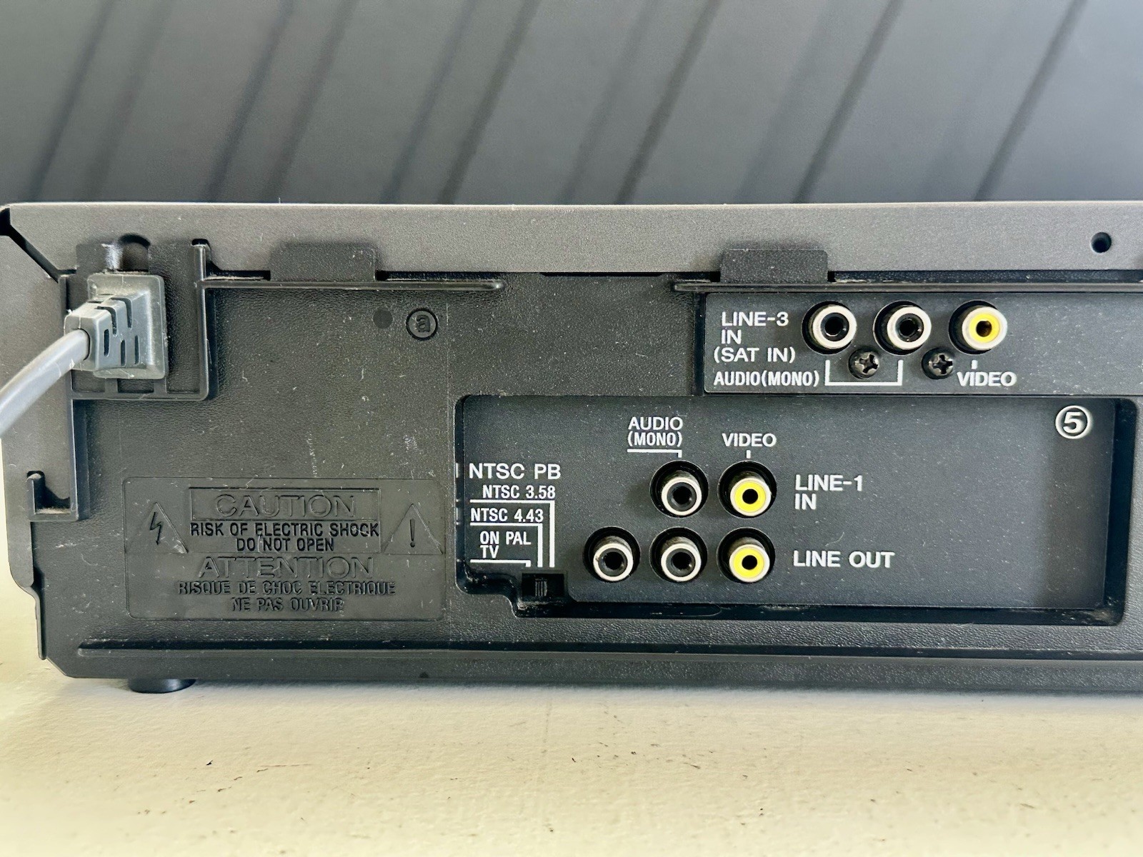 SONY SLV-ED4 Multi-System VCR NTSC / PAL / MESECAM, no Remote, Read Description