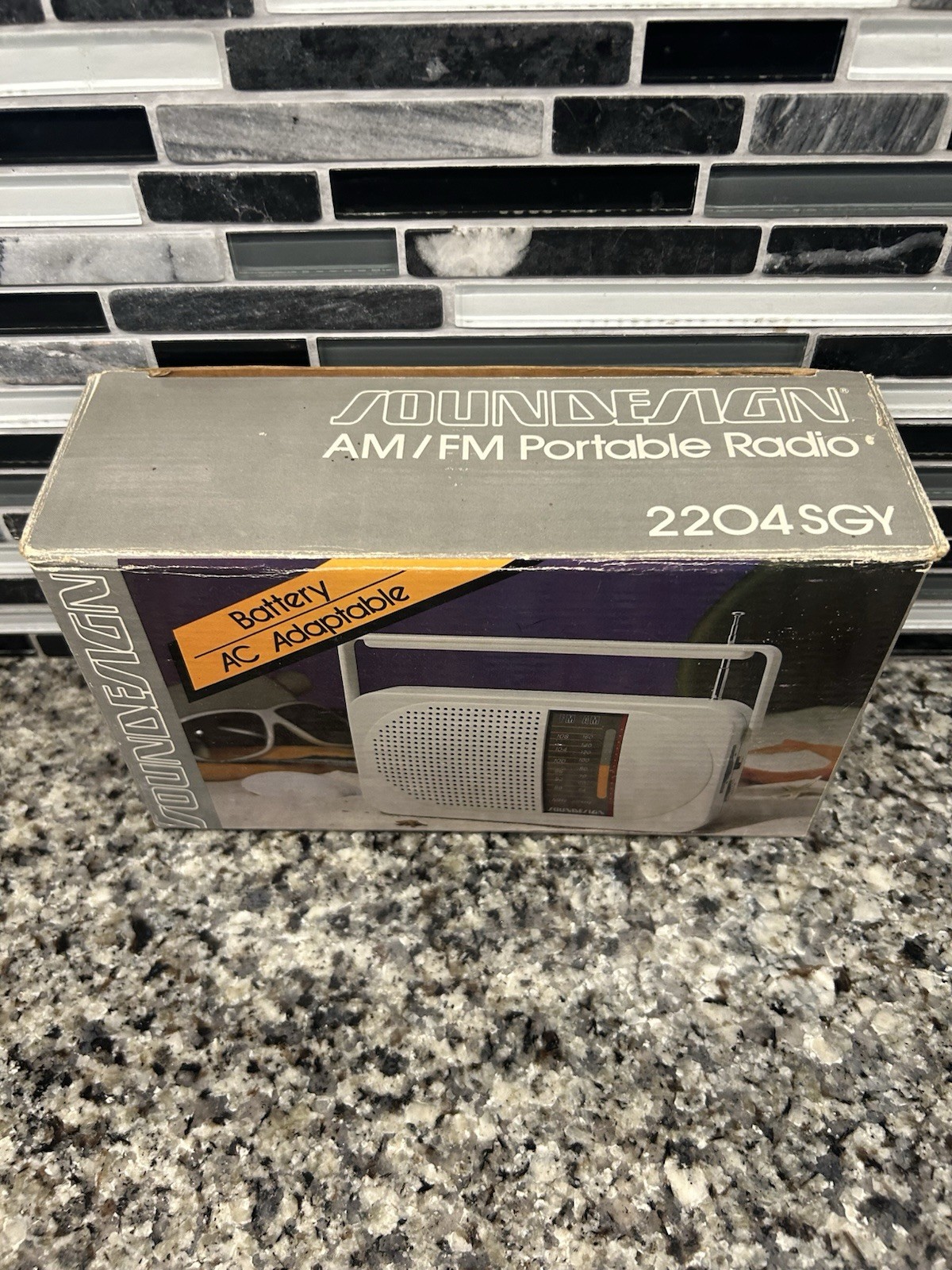 Soundesign Vintage AM/FM Portable Radio Model 2204 SGY Dual Power White New