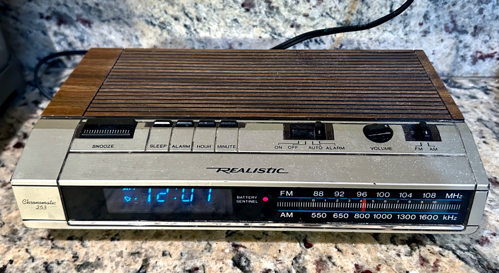 Vtg Realistic Chronomatic 253 AM/FM Clock Radio Wood Grain Blue Display WORKS