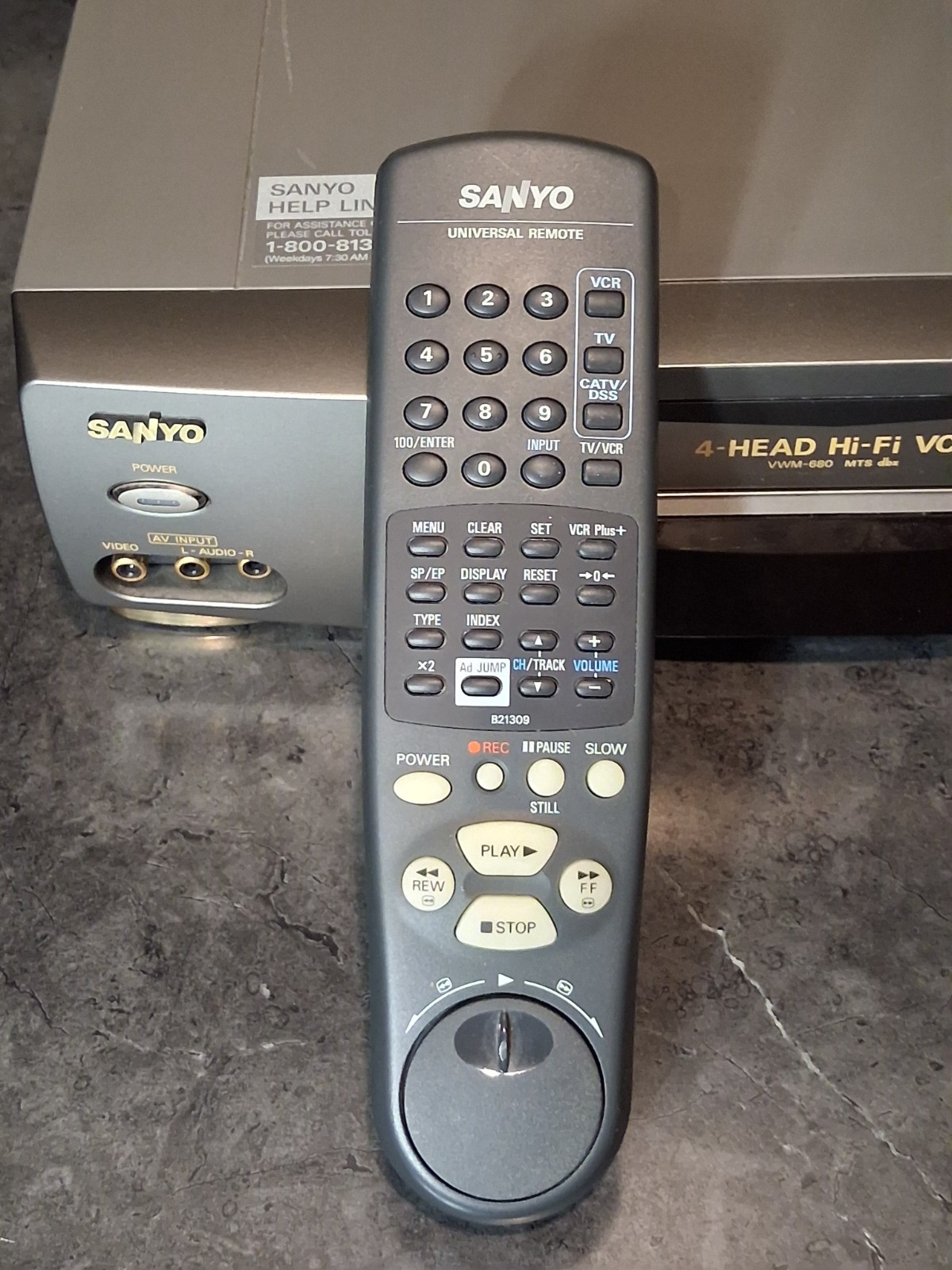 SANYO VWM-680 4-Head Hi-Fi VHS Video Cassette Recorder VCR Plus+ Remote
