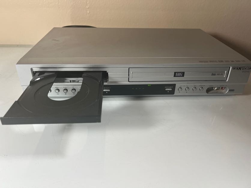 GO VIDEO DV2140 4 HEAD HI FI VHS VCR / DVD PLAYER – FOR PARTS OR REPAIR