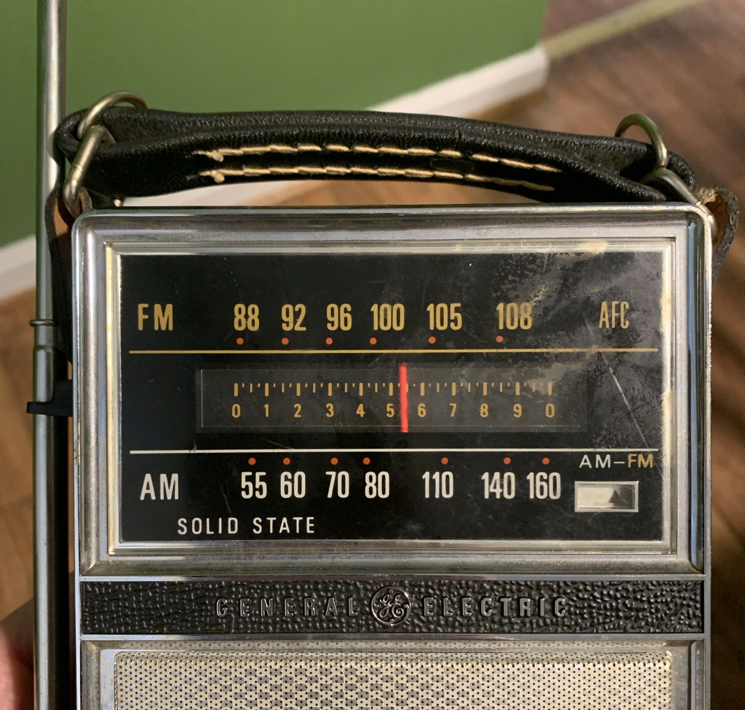 Vintage General Electric Solid-State AM FM Portable Radio