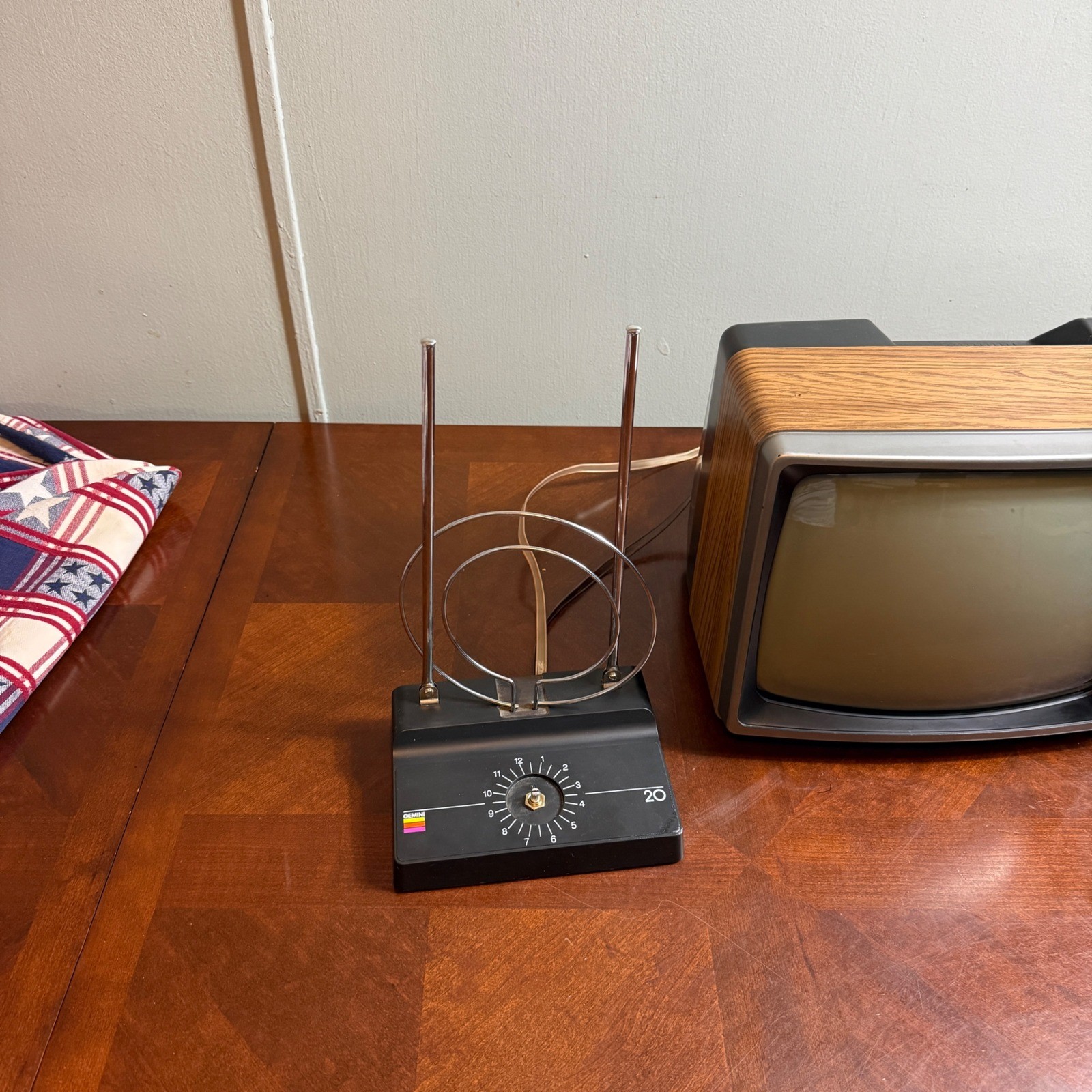 Vintage Magnavox BG3741AK01 CRT TV Retro 1986 Wood Grain Portable Television
