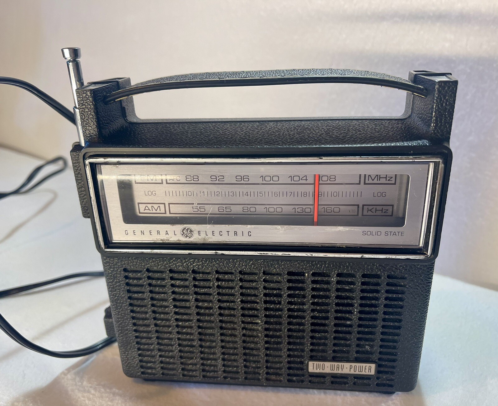 Vintage Retro Atomic Mid Century GE Travel Mantle Shelf Radio 1970s7-2810E