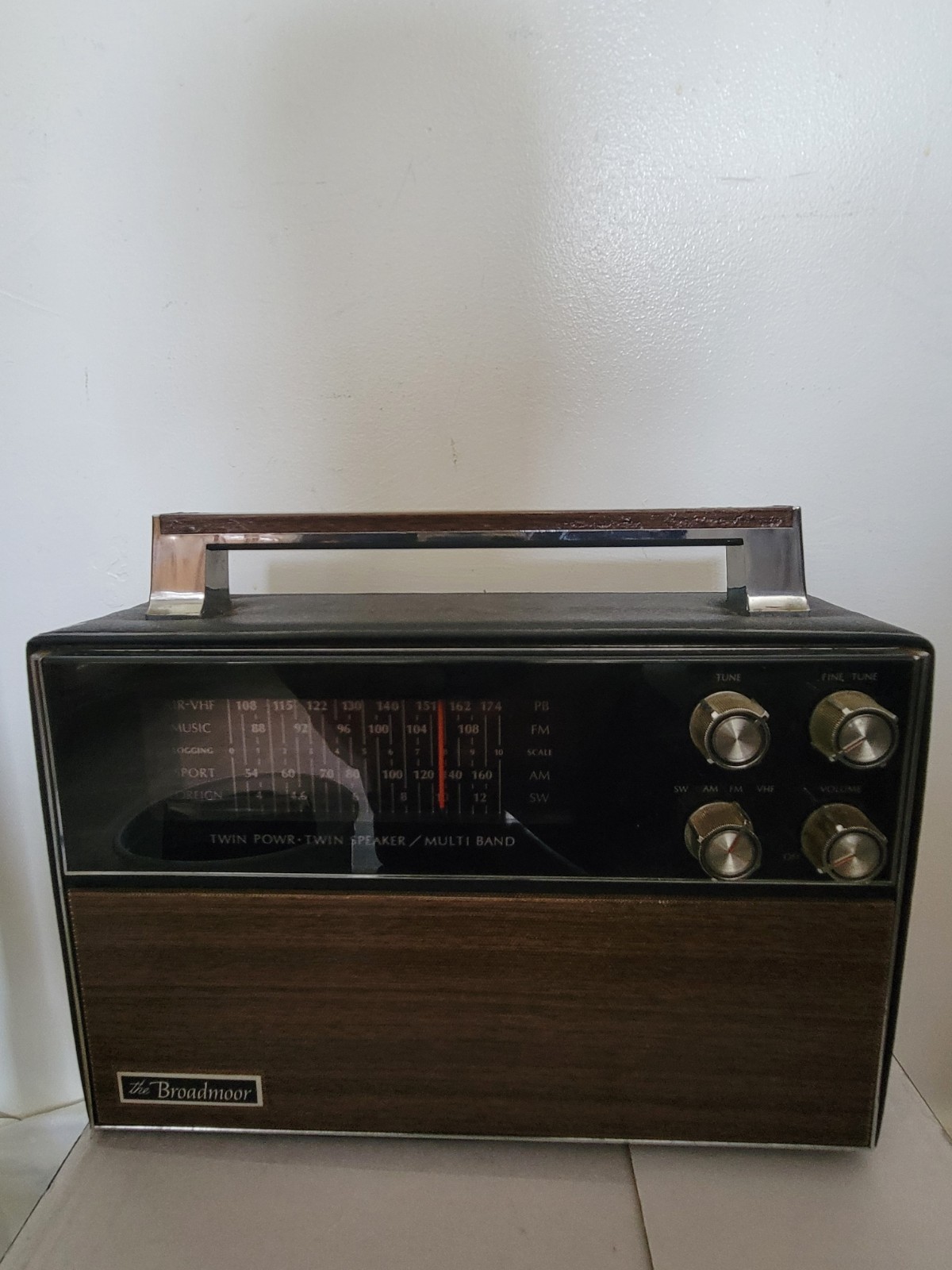 The Broadmoor AM/FM Multi-Band Portable Radio Telescopic Antenna Twin Speakers