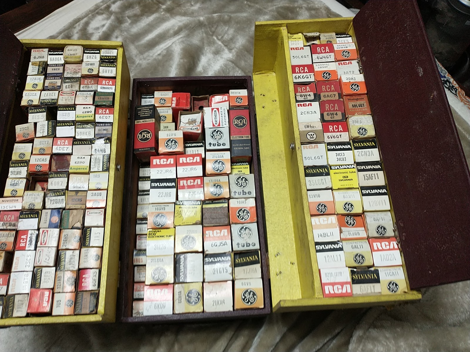 Amp-Radio Tubes- Traveling Sales Man Case. Over 140 In Case. Variety Sizes