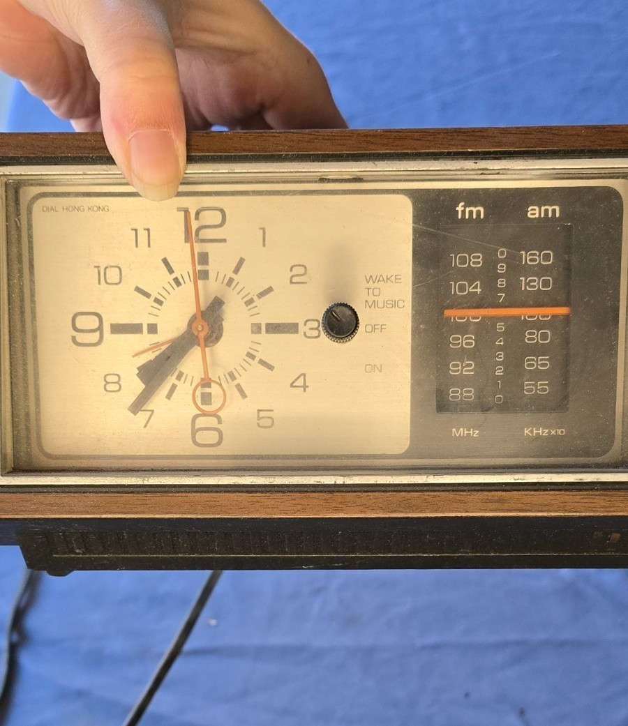 General Electric AM Radio Alarm Clock Model 7-4550C 70s-80s idk if works