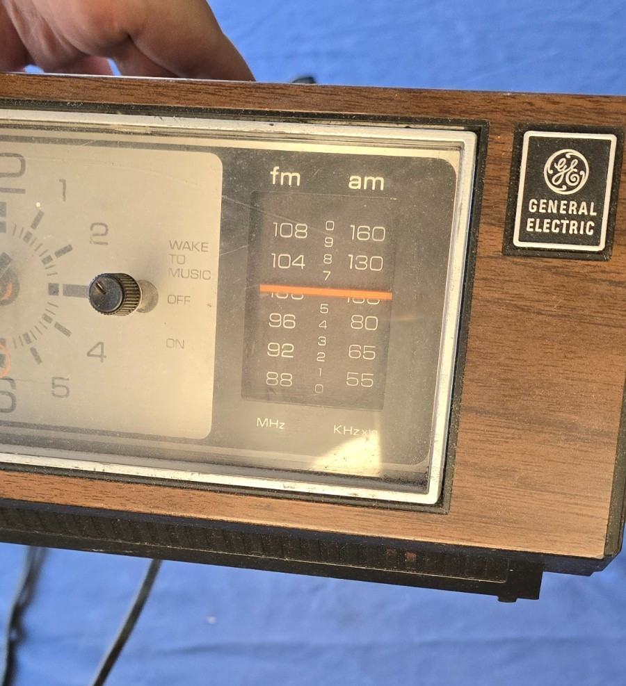 General Electric AM Radio Alarm Clock Model 7-4550C 70s-80s idk if works