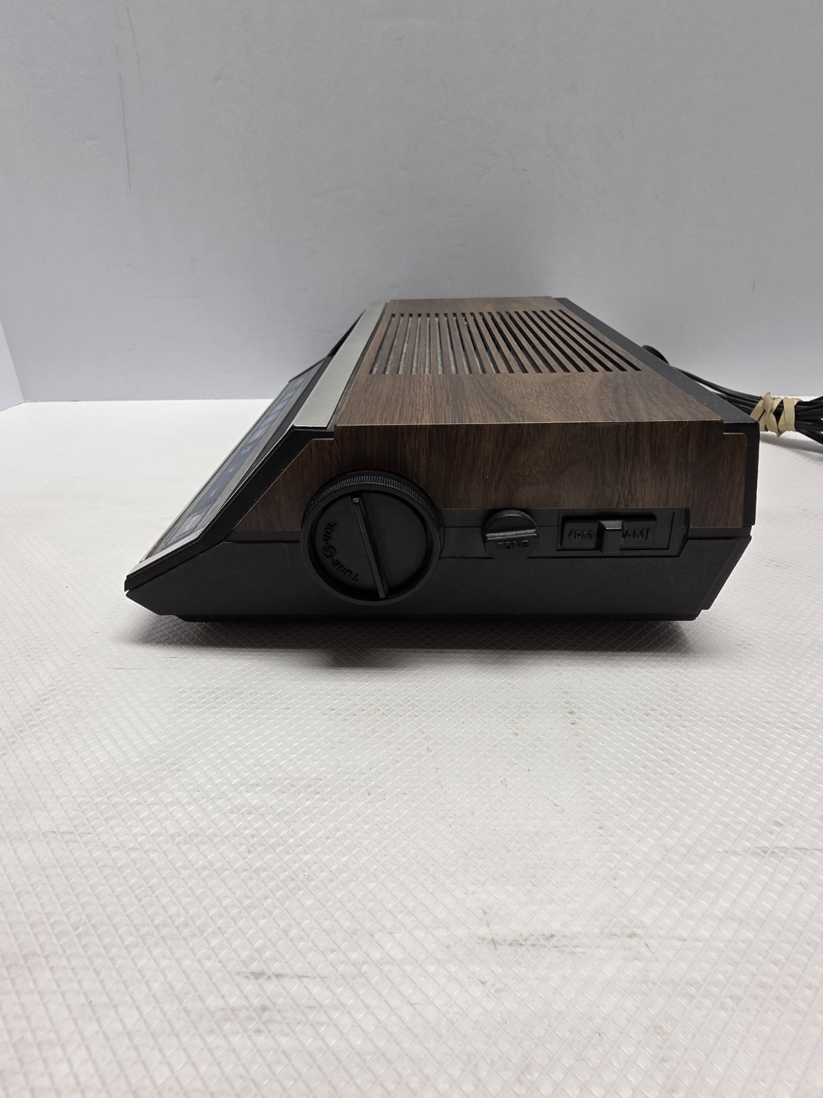 Vintage GE 7-4662B AM FM Clock Radio Electronic Touch Control Woodgrain Alarm