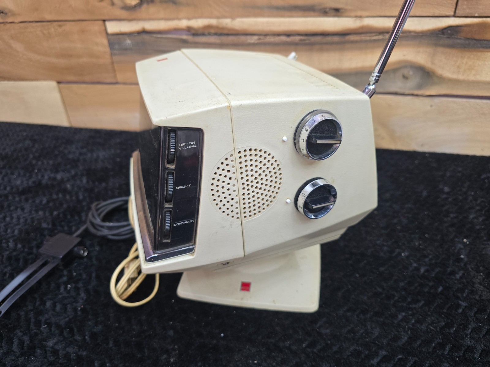 Sharp 3S-111W Portable TV – 1970’s – White Retro Space Age Design. Works w/stand