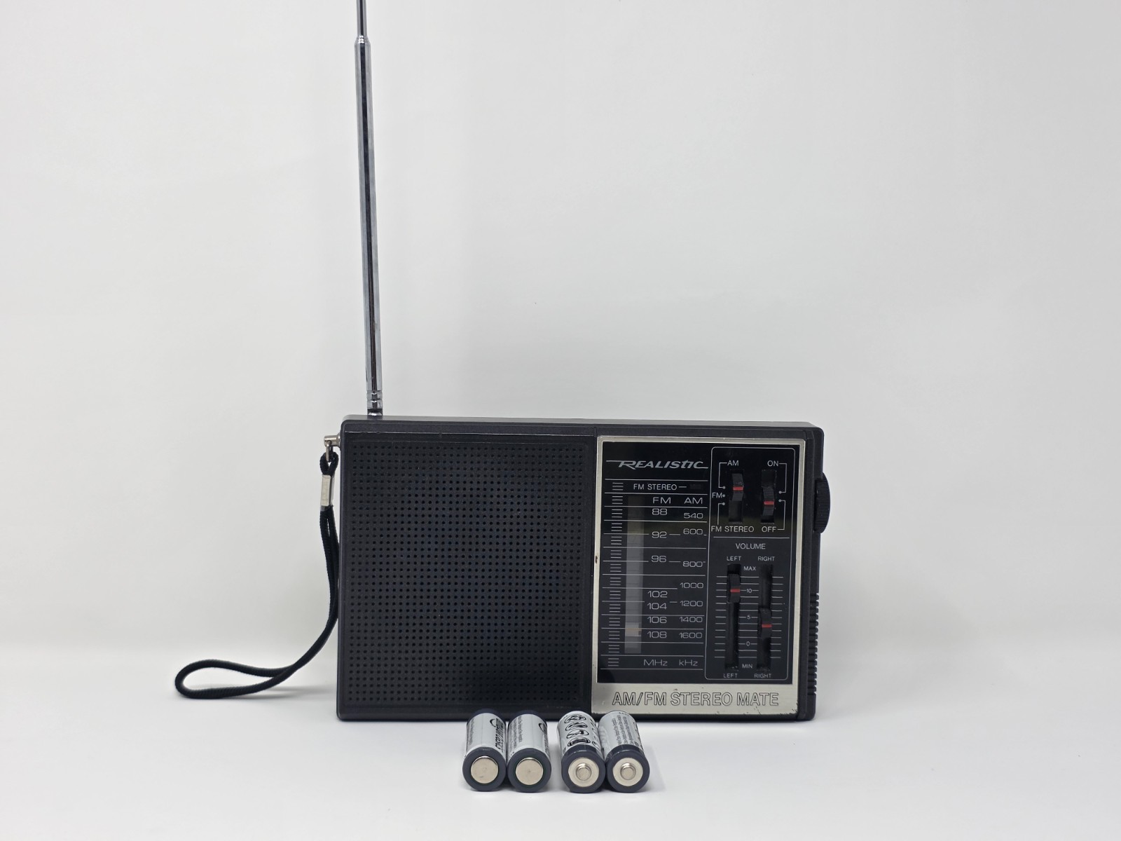 Realistic 12-131 AM/FM Stereo-Mate Radio Built-In Speaker Vintage Clean W/AA Bt