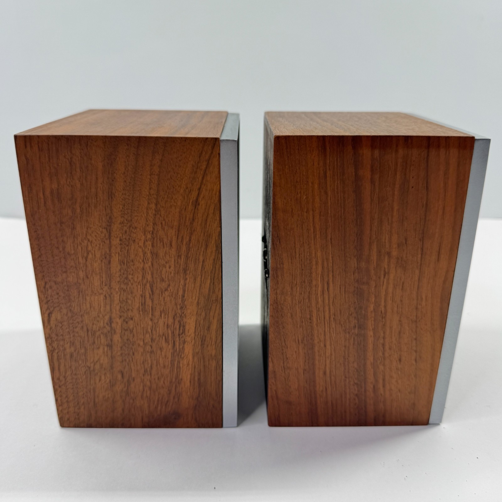 Realistic Hi Fi Bookshelf Speakers Oak Veneer 8ohm 1970s Realistic SP2 TESTED