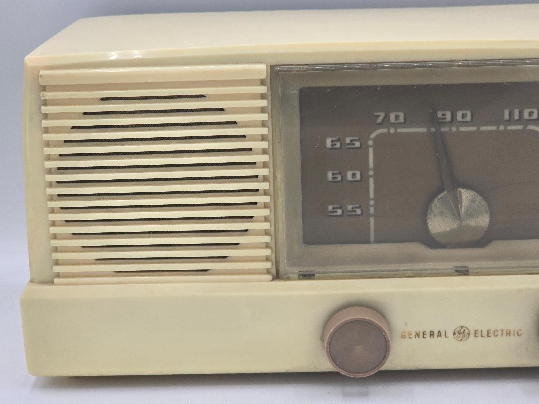Vintage GE Model 415 Radio