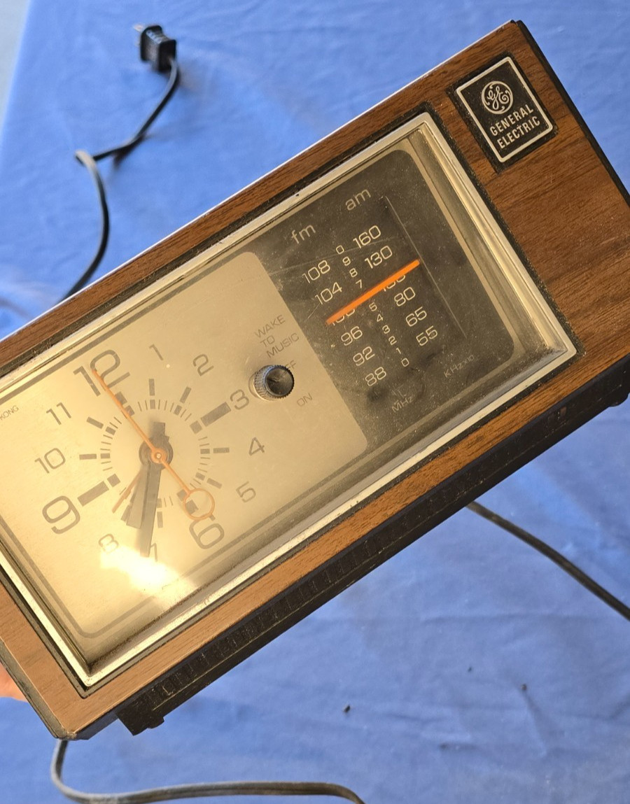 General Electric AM Radio Alarm Clock Model 7-4550C 70s-80s idk if works