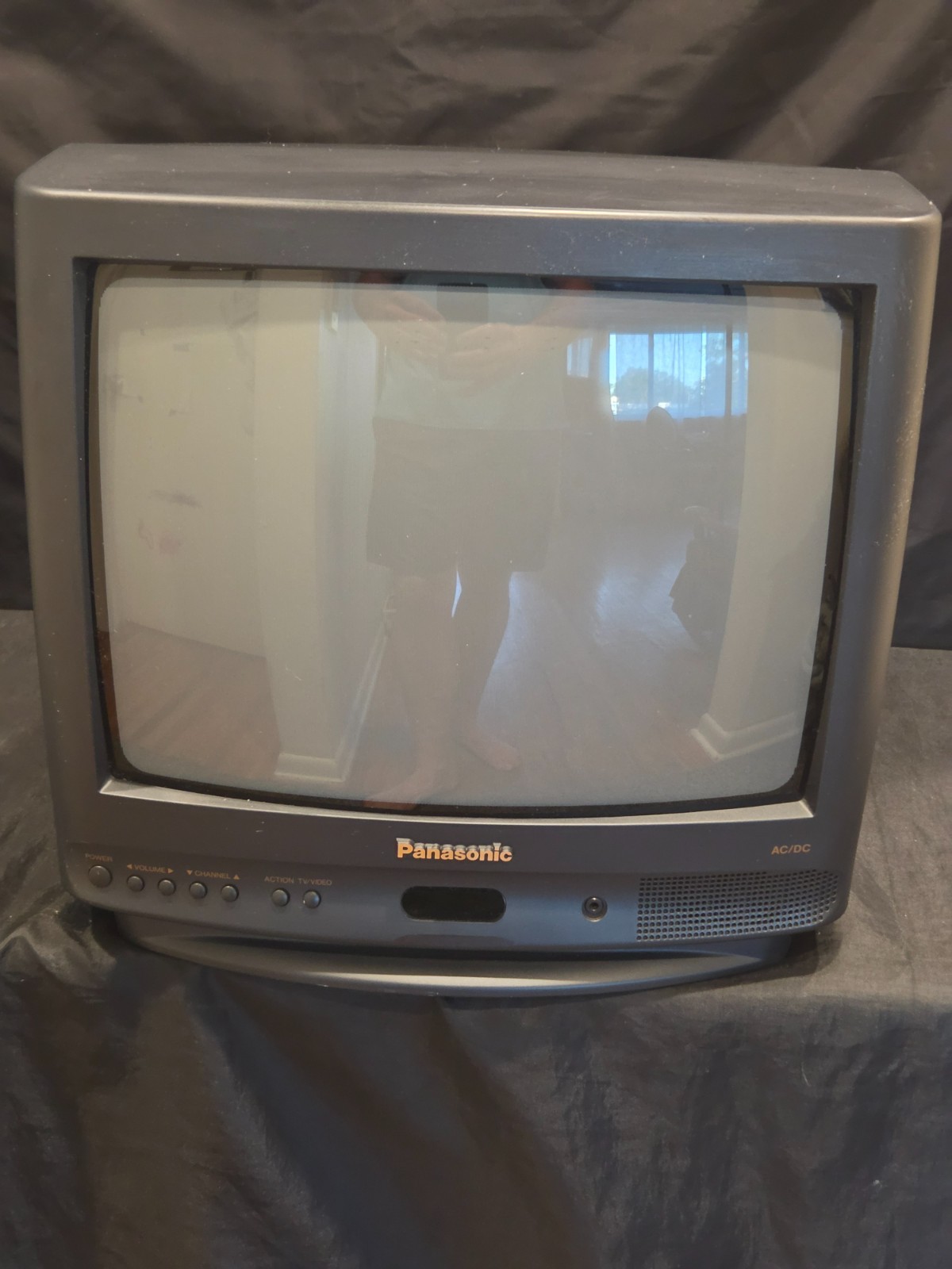 Panasonic 13″ CRT Color TV 12V Cigarette Portable RV Model CT-13R23U w/ Remote