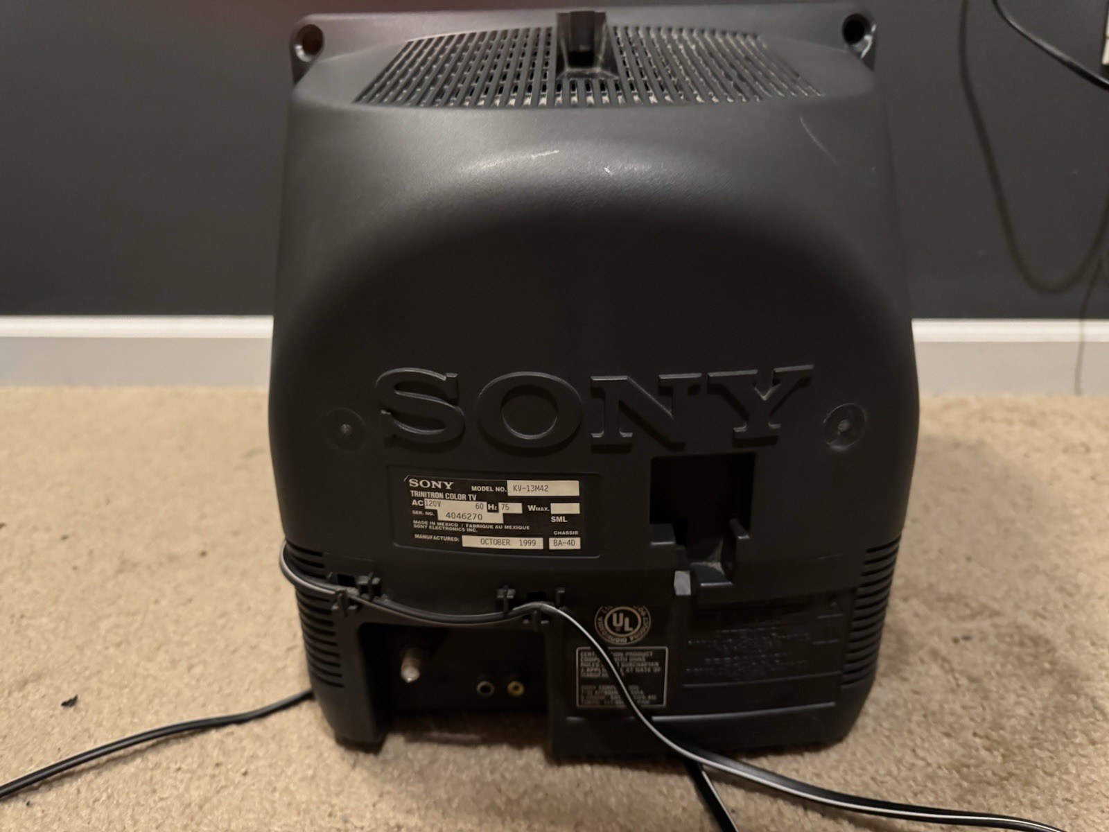 Sony Trinitron 13″ model KV-13M42 2002 Retro gaming TV With Remote Working