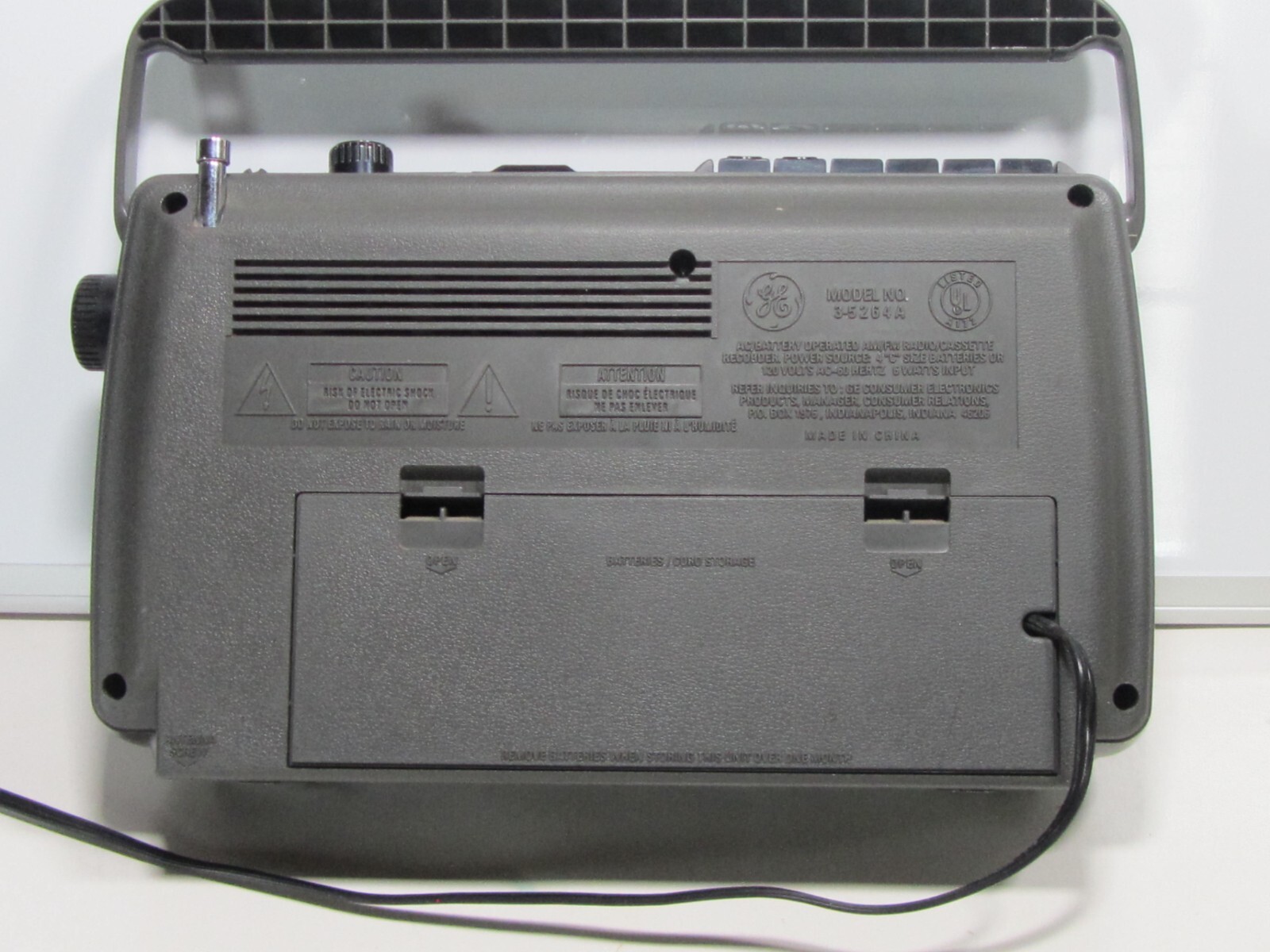 GE AUTOMATIC STOP AM/FM RADIO CASSETTE MODEL NO. 3-5264A. WORKS!