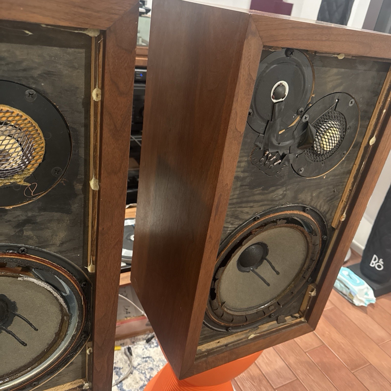 Acoustic Research AR-3a – Close Serial Numbers