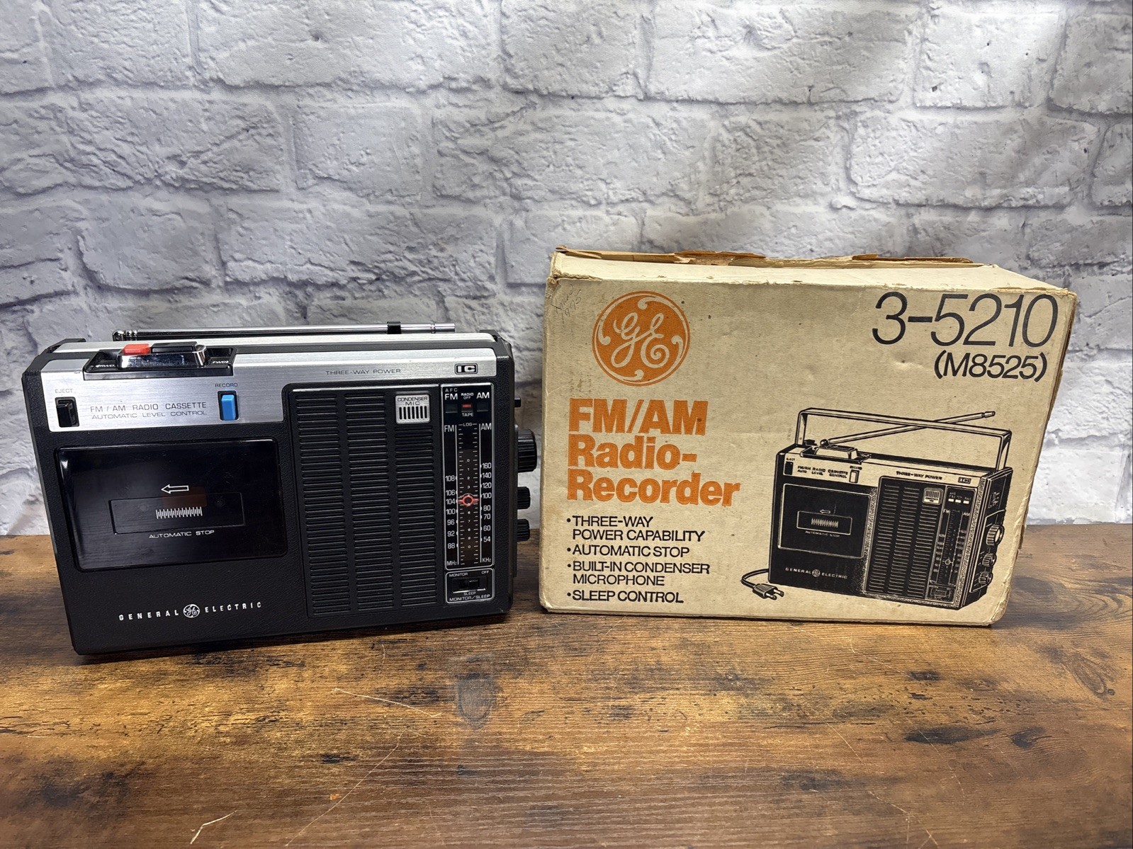 Vintage GE FM/AM Radio Cassette Recorder 3-5210 (M8525) Rare Tested W/ Box
