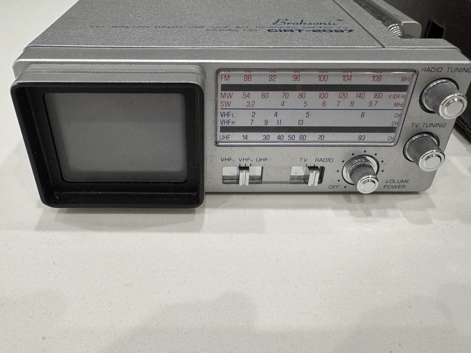 Mint Vintage Broksonic CIRT-2097T Portable TV & Radio VHF/UHF with Case