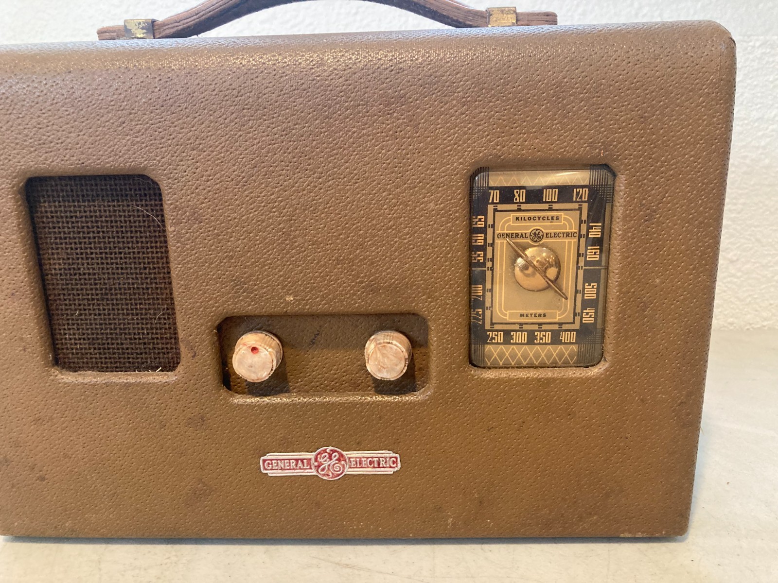 General Electric HB-402 Portable Suitcase Radio (1939)