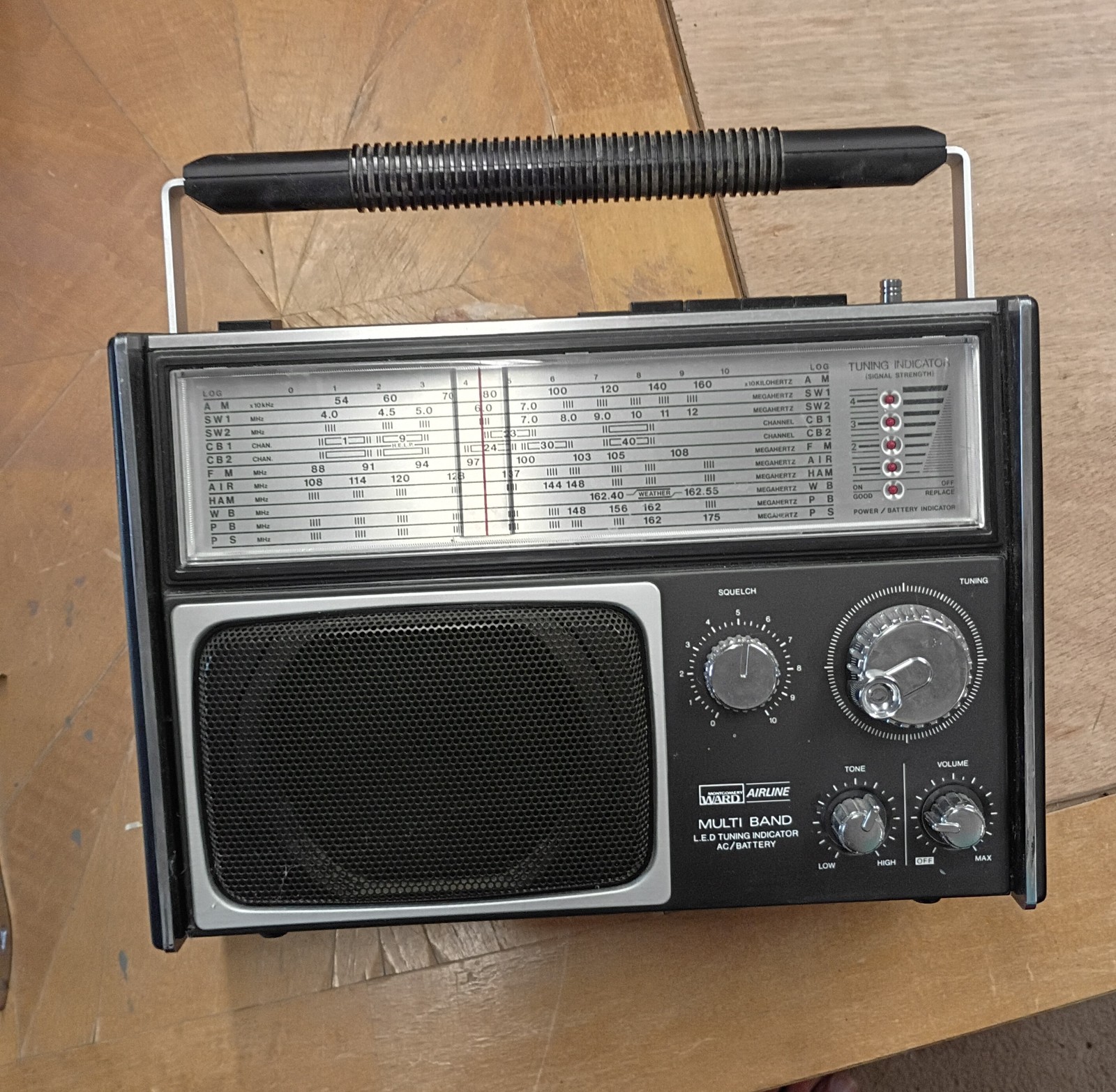 Vintage Montgomery Ward Airline Gen- 1479A Multi 5 Band Radio
