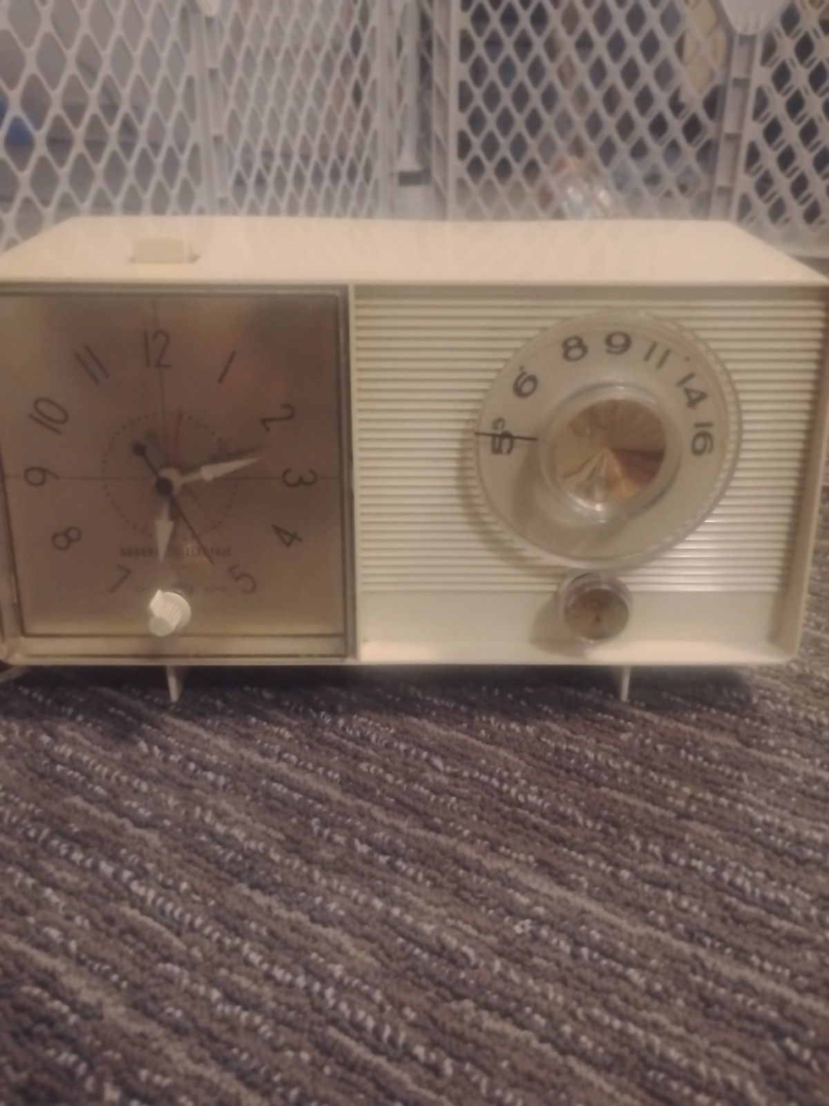 Vintage 1960s GE Clock Radio Model C-403 AM Tube Alarm MCM Off-White – WORKS