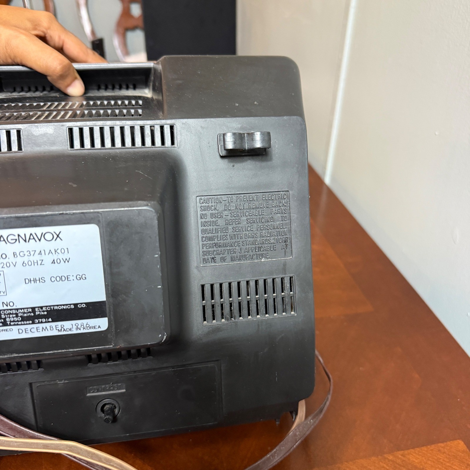 Vintage Magnavox BG3741AK01 CRT TV Retro 1986 Wood Grain Portable Television