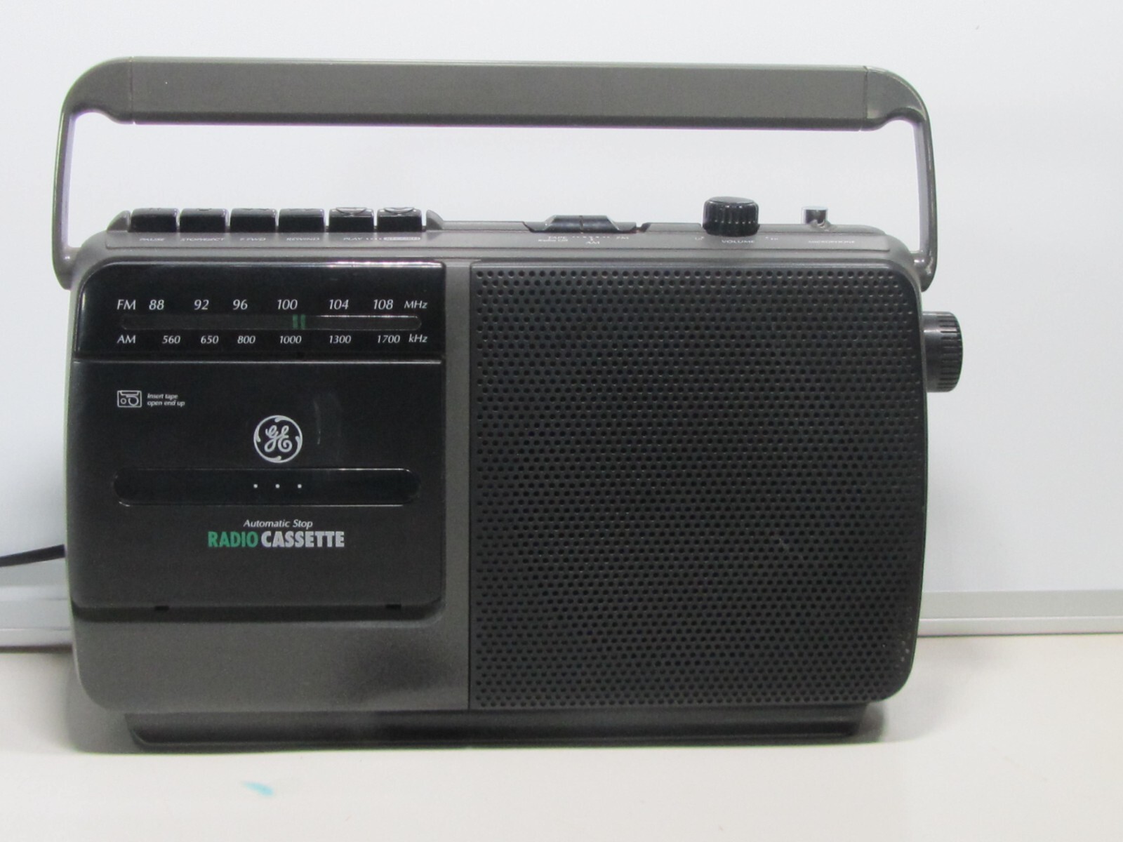 GE AUTOMATIC STOP AM/FM RADIO CASSETTE MODEL NO. 3-5264A. WORKS!