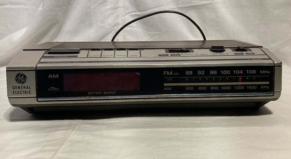 Vtg. GE FM /AM Woodgrain Clock Radio with Alarm Model# 7-4634B Malaysia