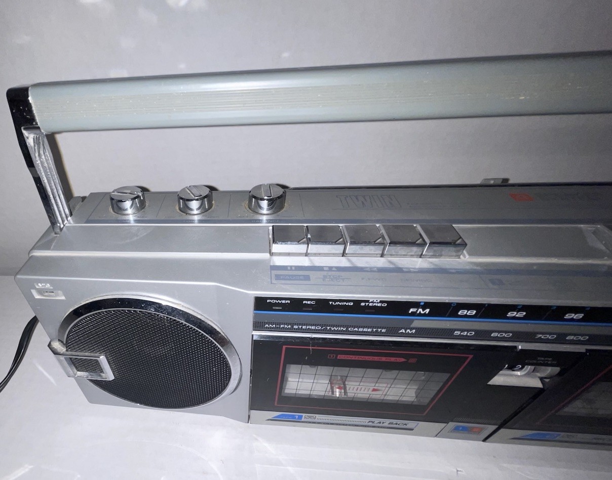 Vintage Soundesign Model 4656 AM/FM Cassette Player Record Playback Boombox Rare