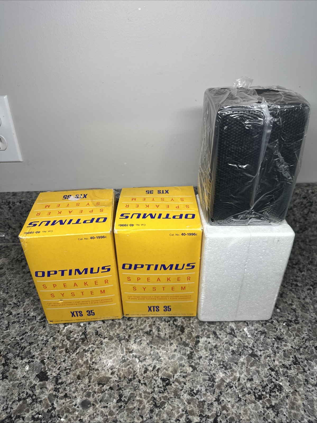 2 REALISTIC Optimus XTS 35 Cat. No 40-1996E Input 8 Ohms 15 Watt SPEAKERS Nos