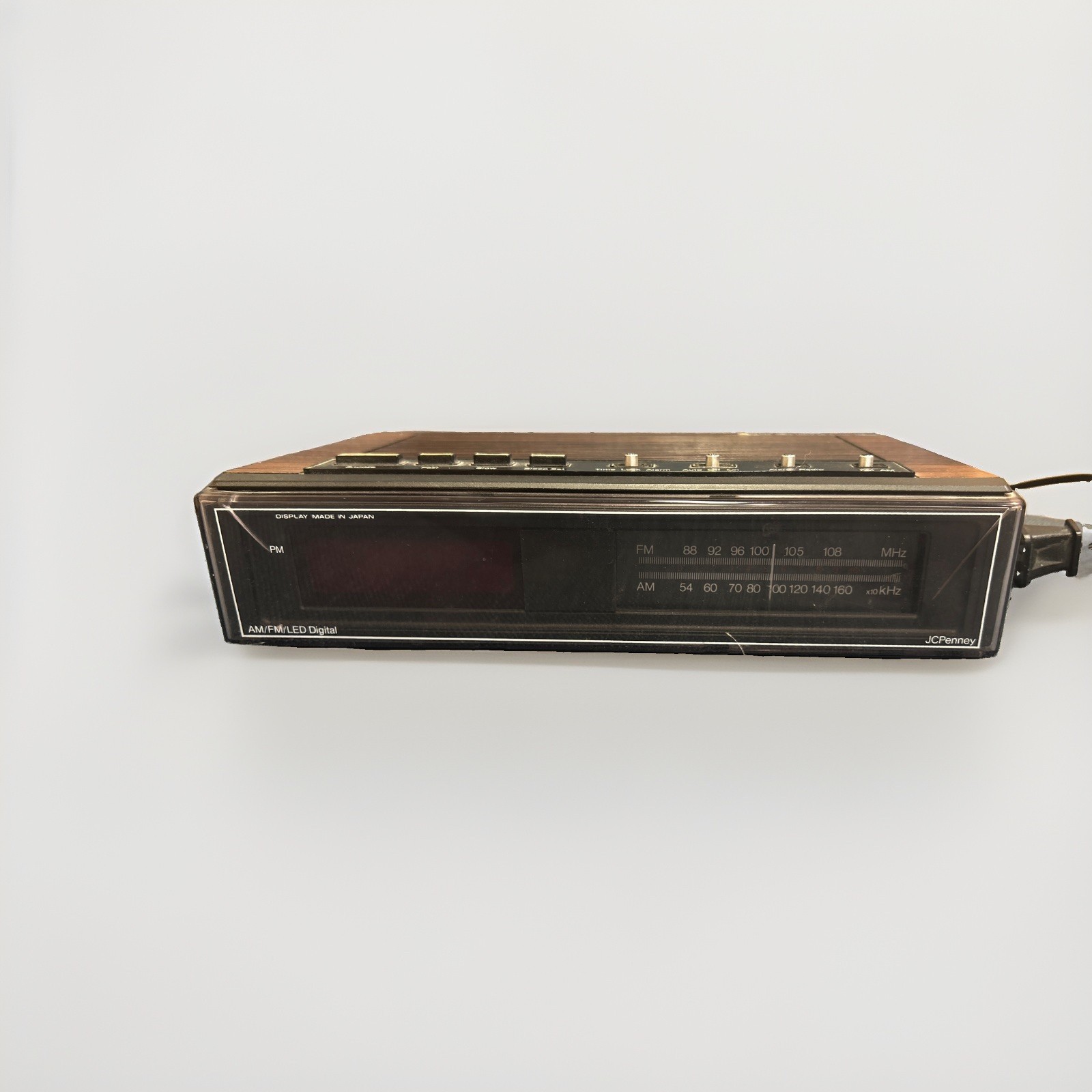 Jcpenney Vintage Wood grain Clock Radio Model Number 680–3784. Tested & Working