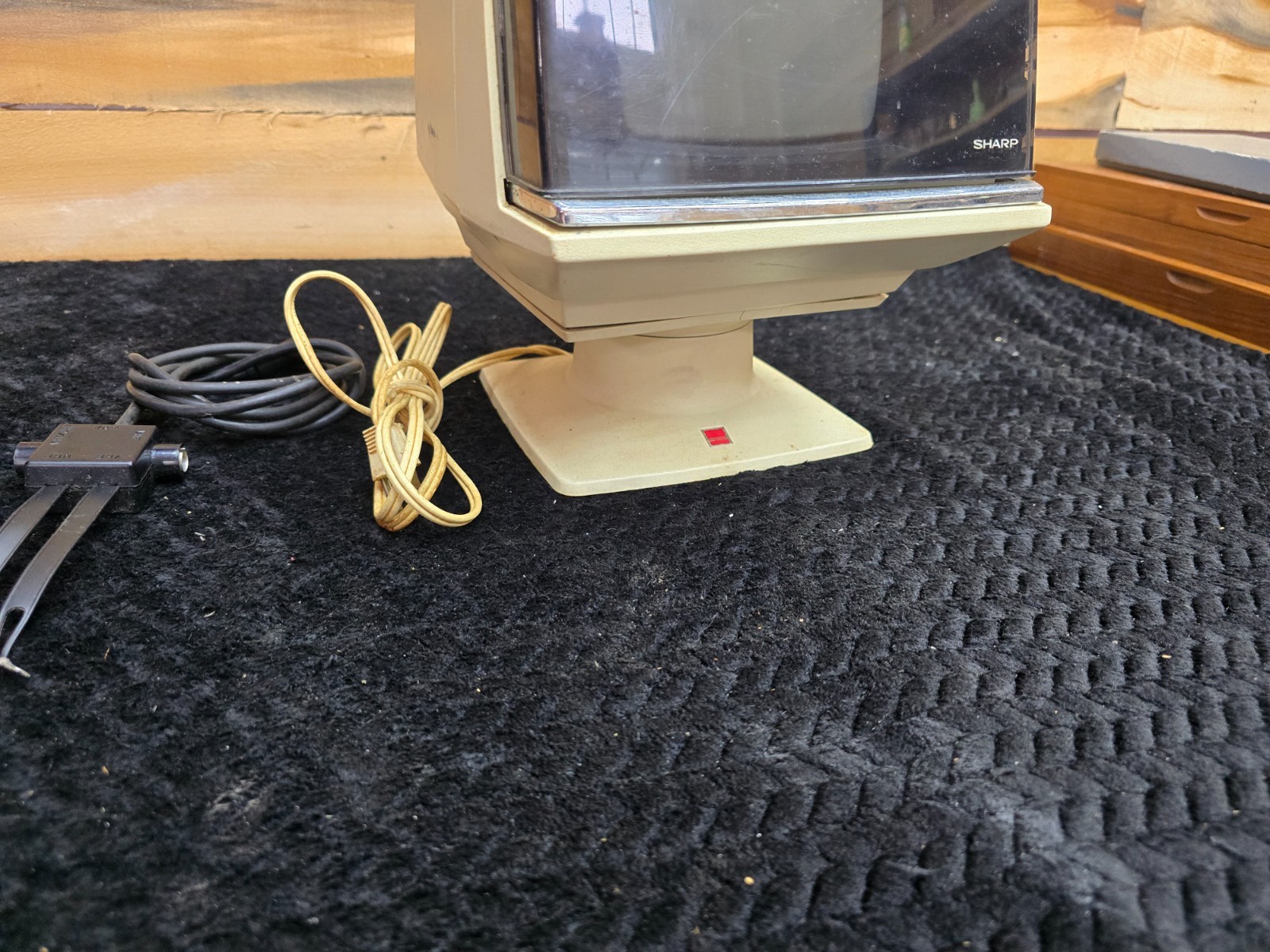 Sharp 3S-111W Portable TV – 1970’s – White Retro Space Age Design. Works w/stand