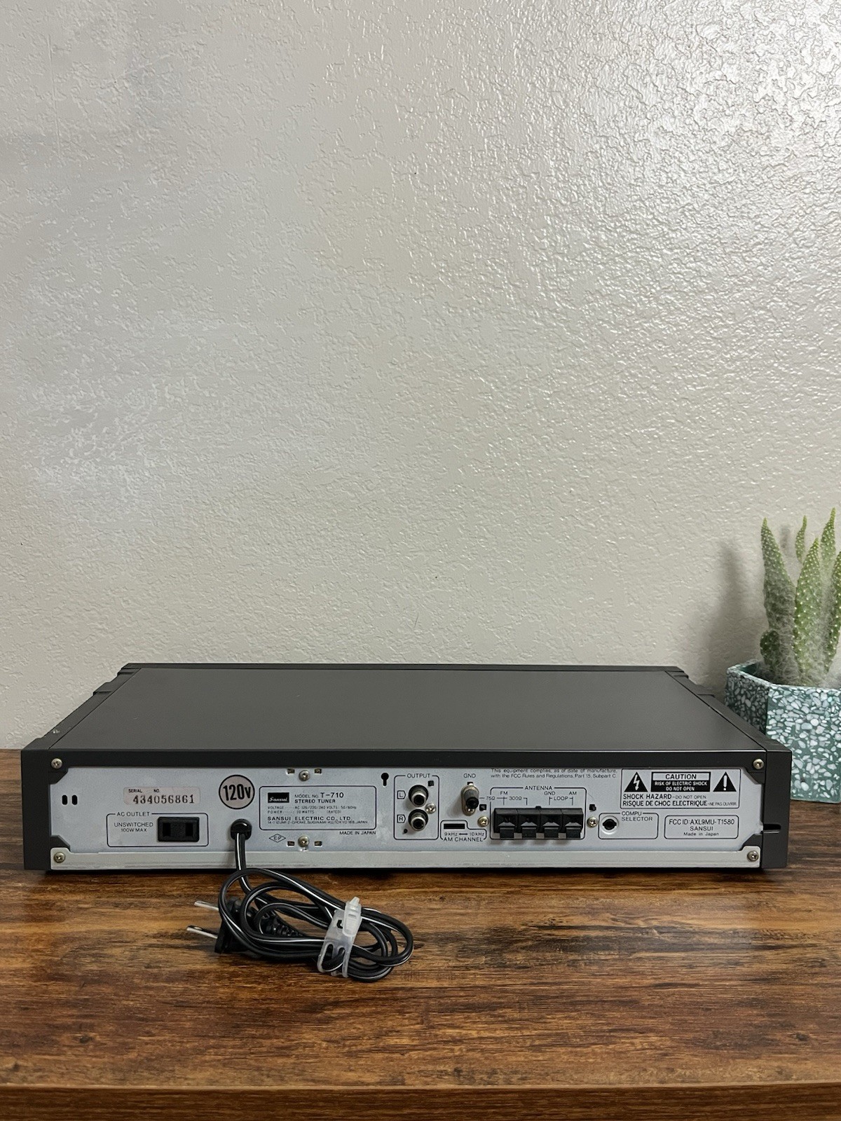 Vintage Sansui T-710 Quartz PLL Synthesizer AM/FM Stereo Tuner Tested -JAPAN