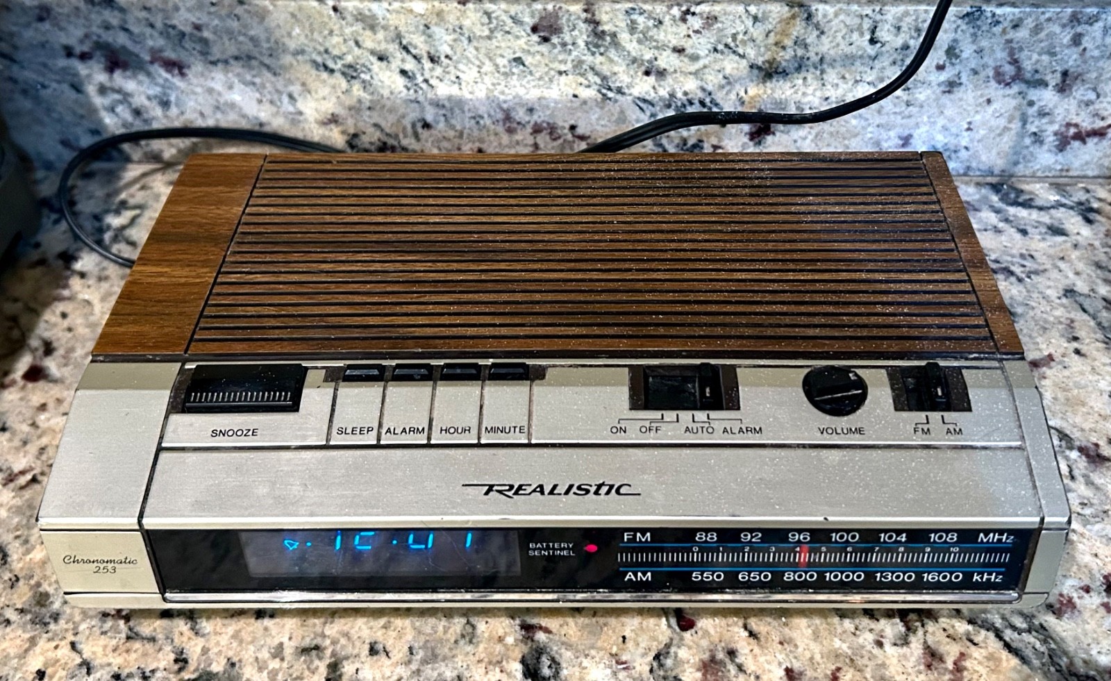 Vtg Realistic Chronomatic 253 AM/FM Clock Radio Wood Grain Blue Display WORKS
