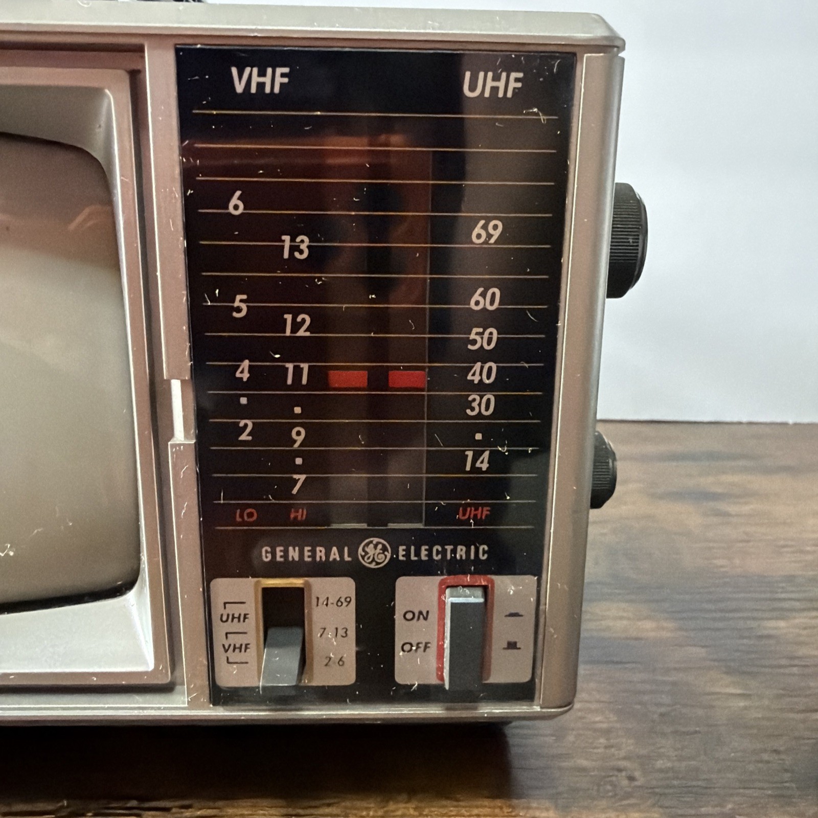RETRO VINTAGE TV GE 5 INCH B+W CRT MODEL 7-7130A 1986 PORTABLE TV