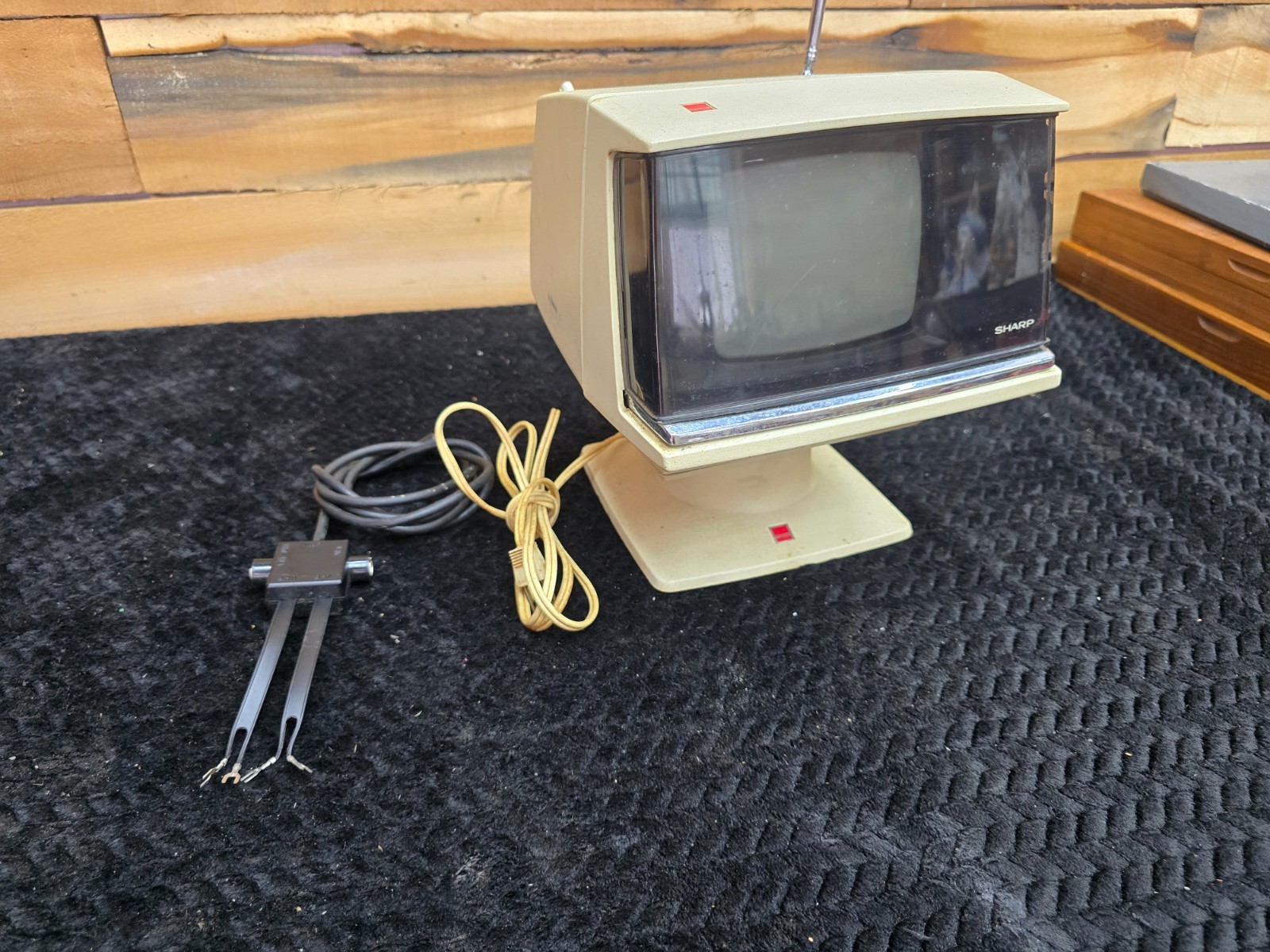 Sharp 3S-111W Portable TV – 1970’s – White Retro Space Age Design. Works w/stand