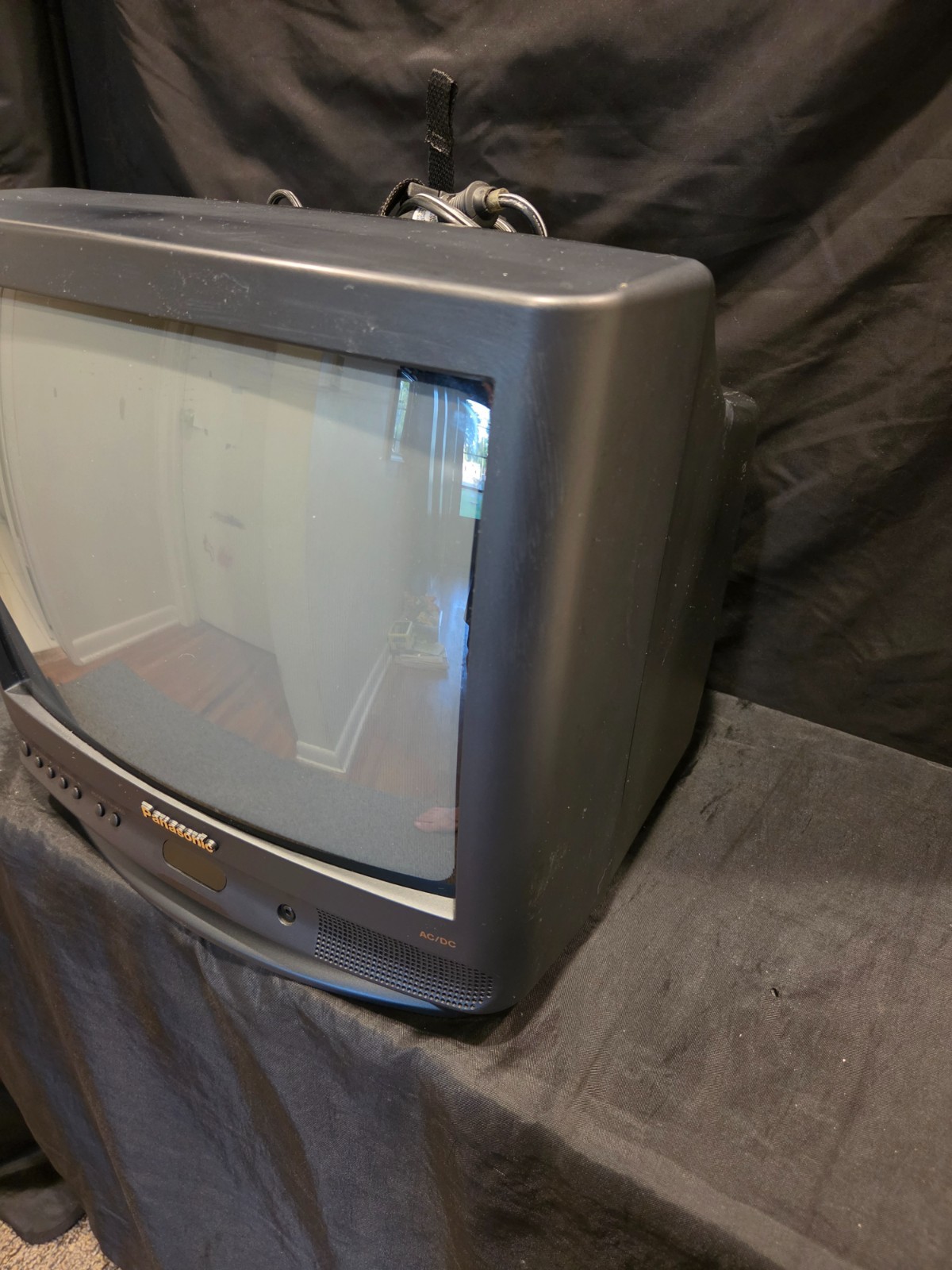 Panasonic 13″ CRT Color TV 12V Cigarette Portable RV Model CT-13R23U w/ Remote
